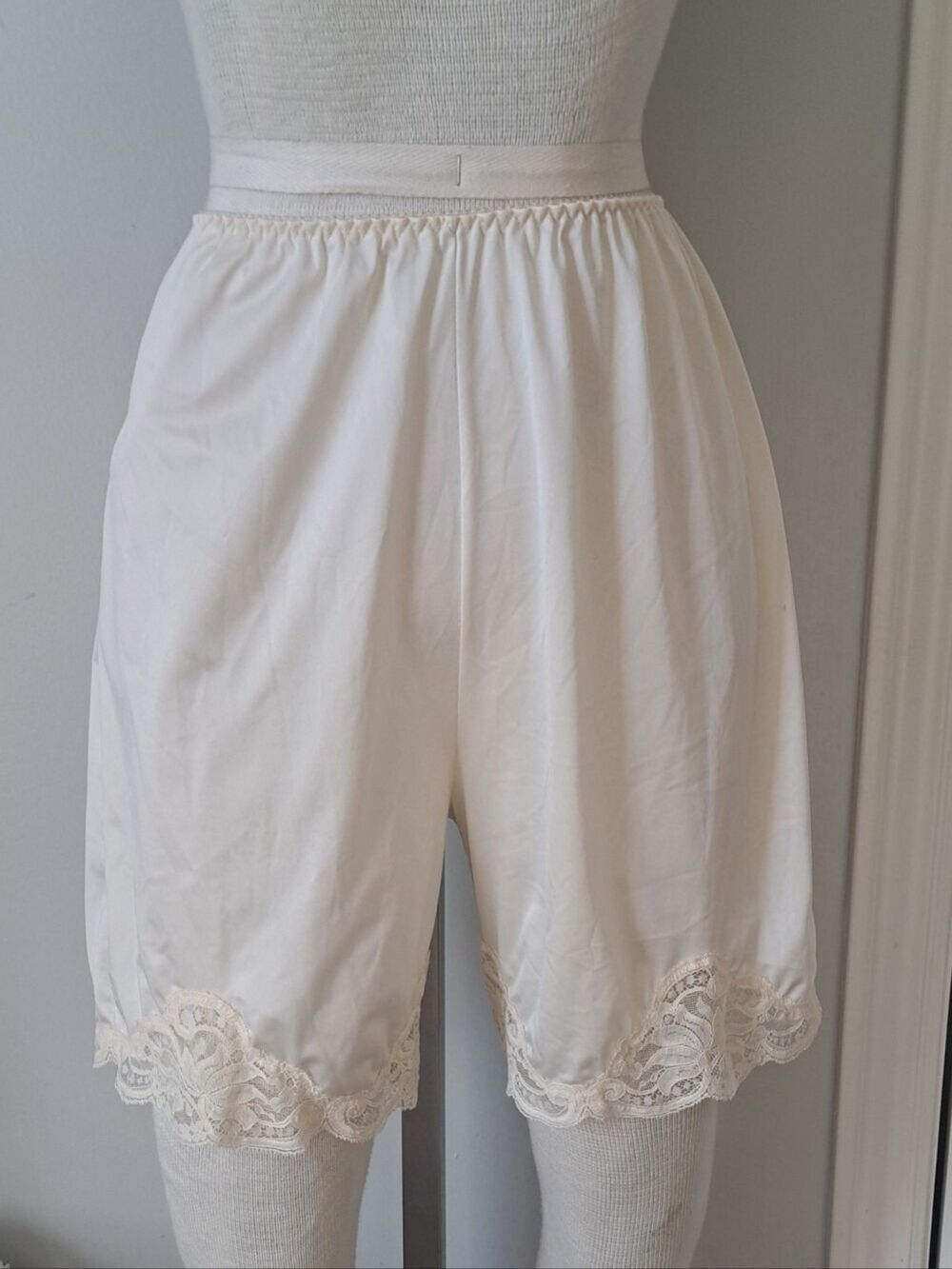 VTG WONDERMAID non cling Classic Lace-Trim Half Slip Shorts bloomers chic Size 6